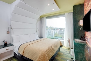 Ropa de cama de alta calidad y caja de seguridad en la habitación