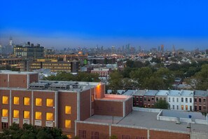 A cityscape with a mix of modern and older buildings, a clear sky, and a view of the skyline. - Wyndham Garden Brooklyn Sunset Park (Brooklyn)