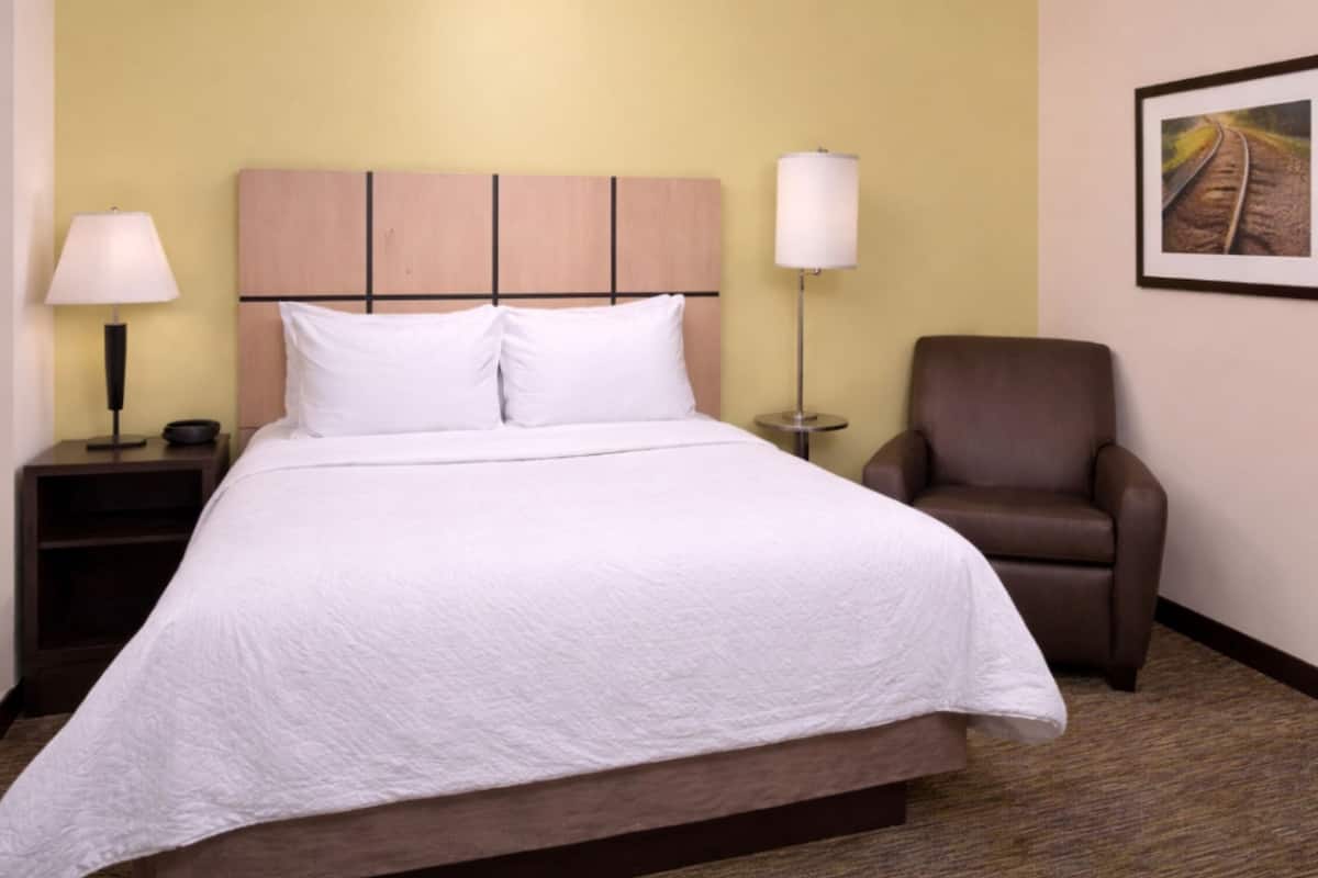 Verdunkelungsvorhänge, schallisolierte Zimmer, Bügeleisen/Bügelbrett