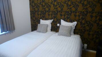 1 phòng ngủ, bàn, phòng cách âm, bộ trải giường