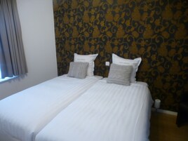 1 habitación, escritorio, sistema de insonorización y ropa de cama 