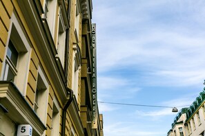 A hotel named "Hotel Roberts" with a clear sky in the background. - Hotel Lilla Roberts (Helsinki)