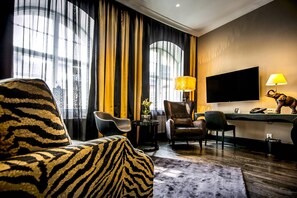 1 bedroom, Egyptian cotton sheets, premium bedding, down duvets