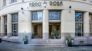 Un edificio con el letrero "KROG ROBA" sobre la entrada.