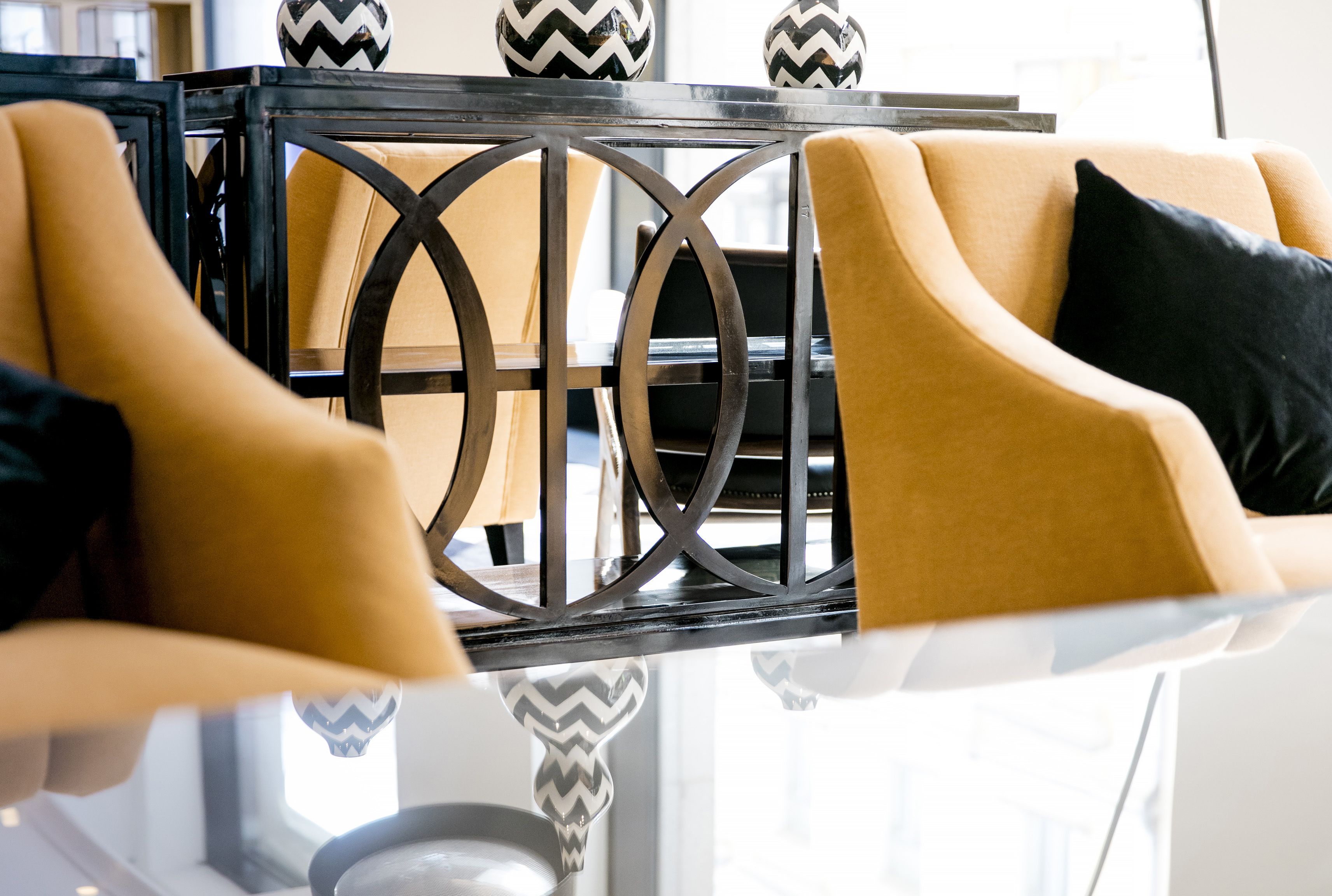 Et spisebord med moderne design, med to stole med hynder.