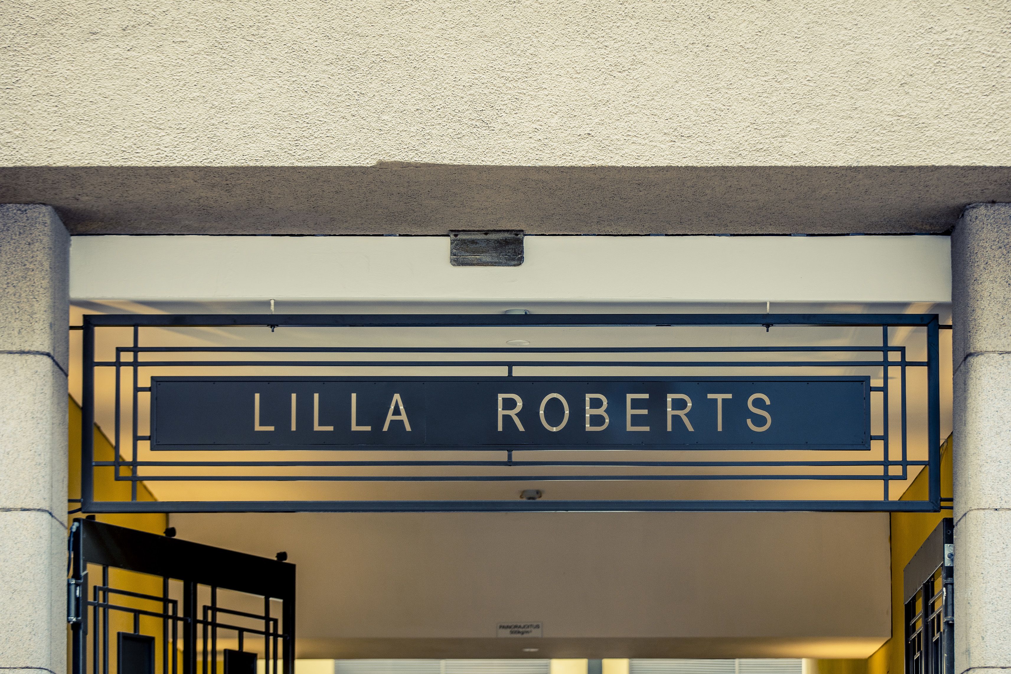 Une enseigne portant le nom « Lilla Roberts » au-dessus d’une porte.