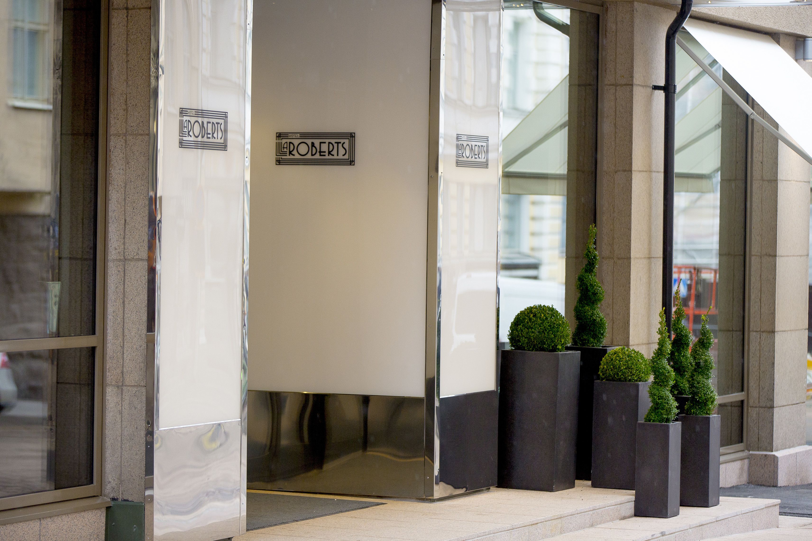 Entrada de hotel com uma placa indicando “ROBERTS”.