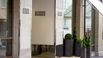 Entrada de hotel com uma placa indicando “ROBERTS”.