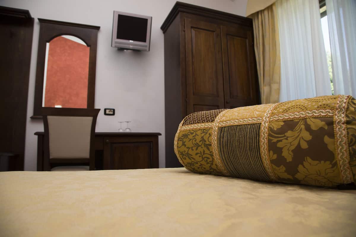 In-room safe, desk, laptop workspace, free WiFi