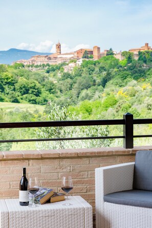 Deluxe Condo | Balcony - PanElios Borgo Vacanze (Citta della Pieve)