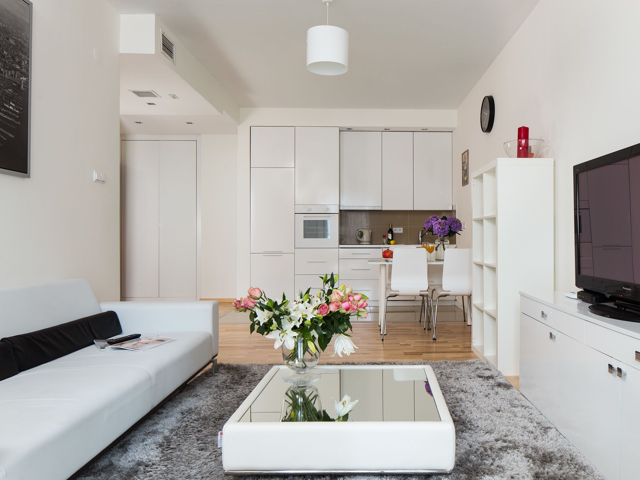 Leilighet – deluxe | Oppholdsrom | En 42-tommers Flatskjerm-TV med kabel-kanaler samt TV