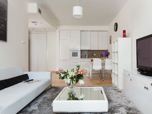 Apartamento Deluxe | Sala de estar | Televisión de pantalla plana de 42 pulgadas con canales por cable