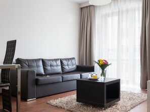 Apartment, 1 Schlafzimmer | Wohnbereich | 42-Zoll-Flachbildfernseher mit Kabelempfang, Fernseher