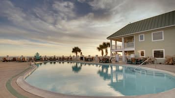 Outdoor pool, free cabanas, sun loungers