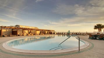 Outdoor pool, free cabanas, sun loungers