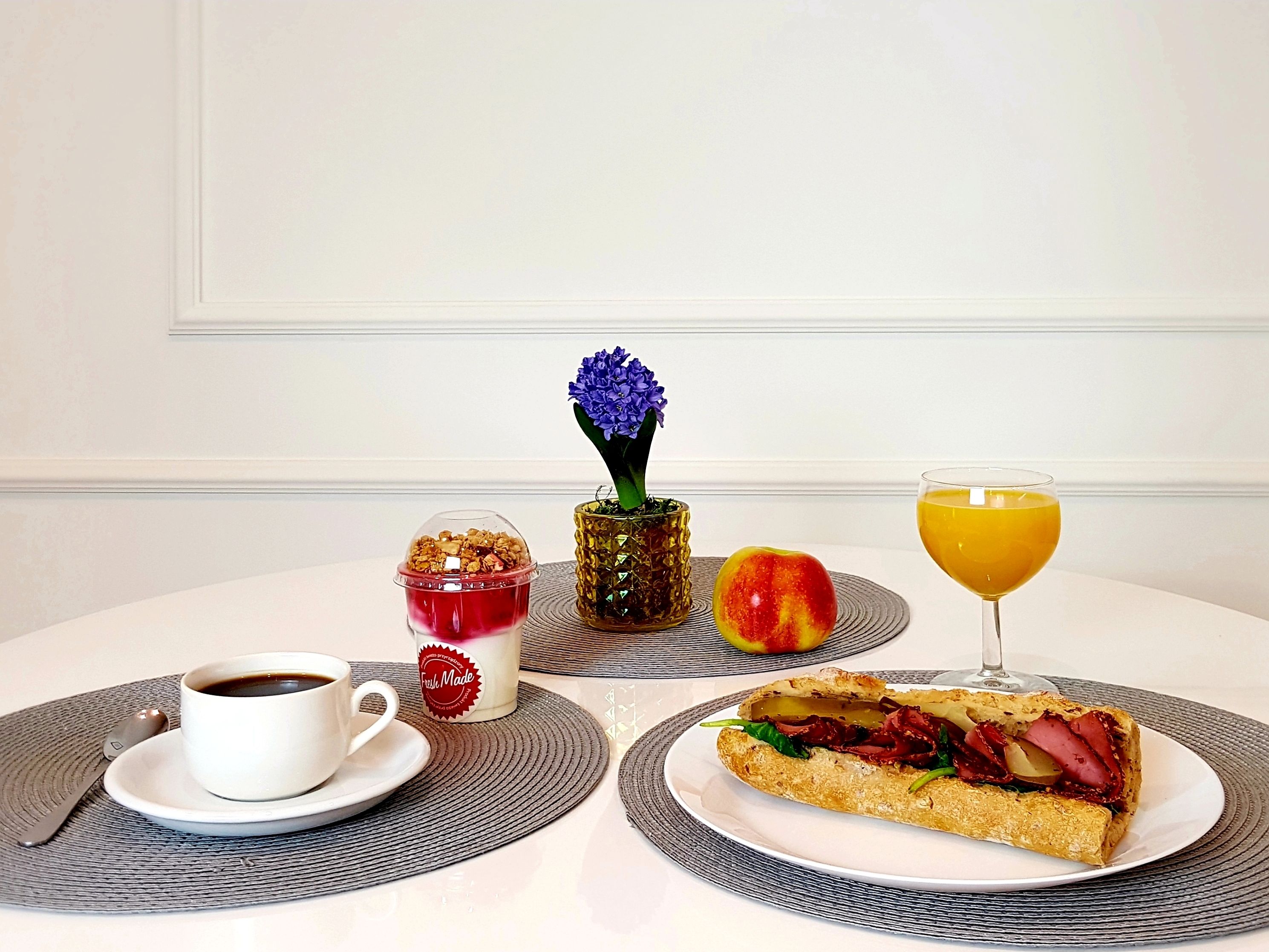 daily continental breakfast (pln 35 per person)