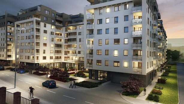 En moderne, flereetagers boligbygning med altaner, en anlagt gårdhave og parkeringsplads.