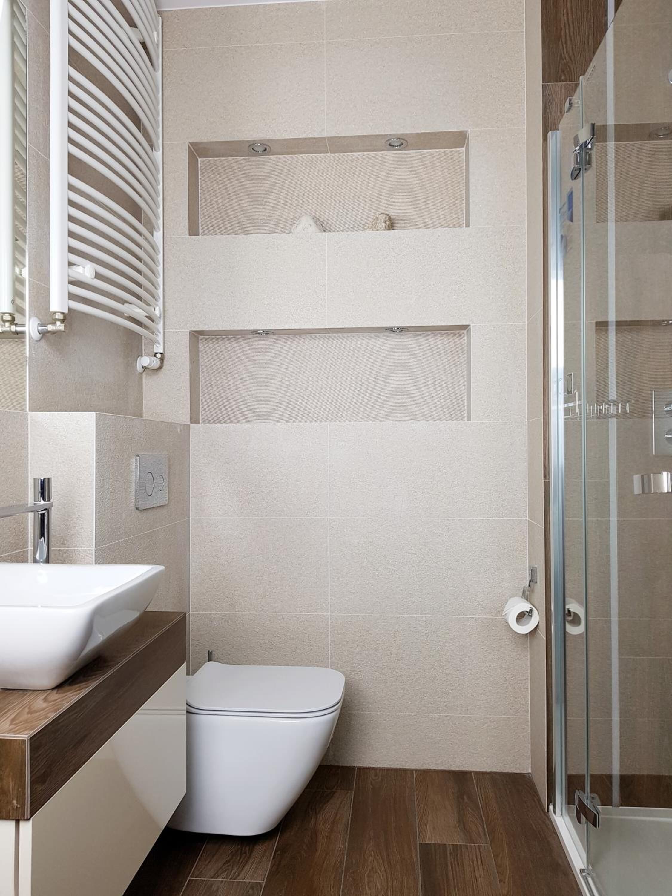 combined shower/bathtub, free toiletries, hair dryer, towels