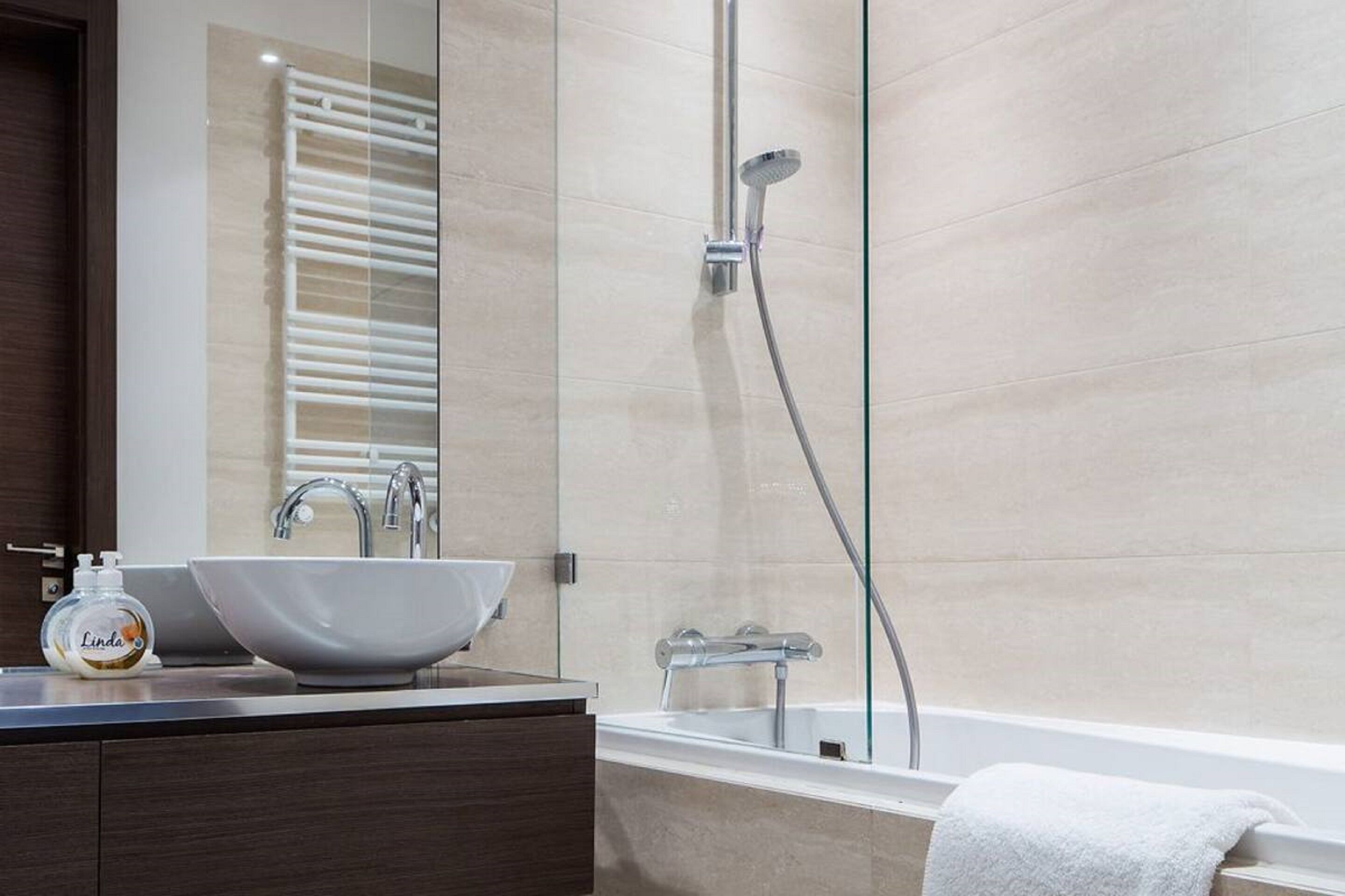 combined shower/bathtub, free toiletries, hair dryer, towels