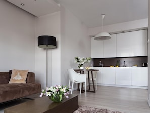Refrigerador con freezer, microondas, placa de cocina, lavavajillas