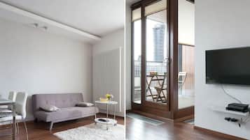 Suite | Living room | 42-inch flat-screen TV with cable channels, TV