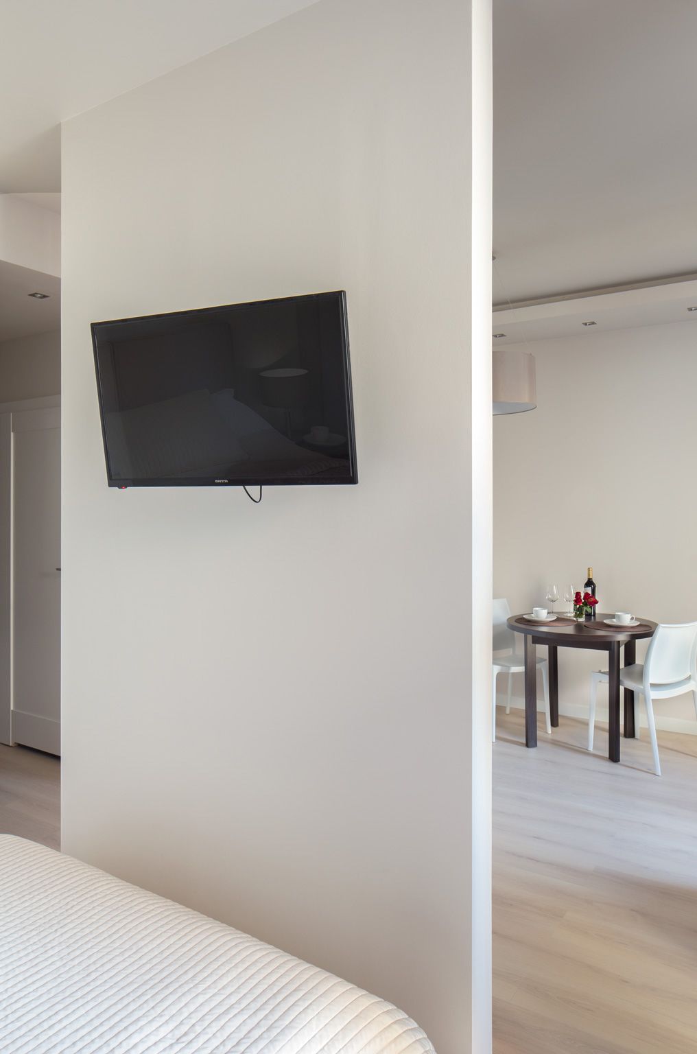 suite | living area | 42-inch flat-screen tv with cable channels, tv