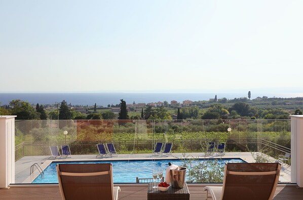 Outdoor pool, pool umbrellas, sun loungers - Appartamenti Bellavista (Bardolino)