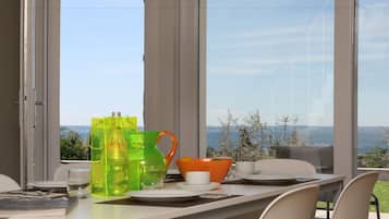 Apartment, 2 Bedrooms (Top) | Living room | Flat-screen TV