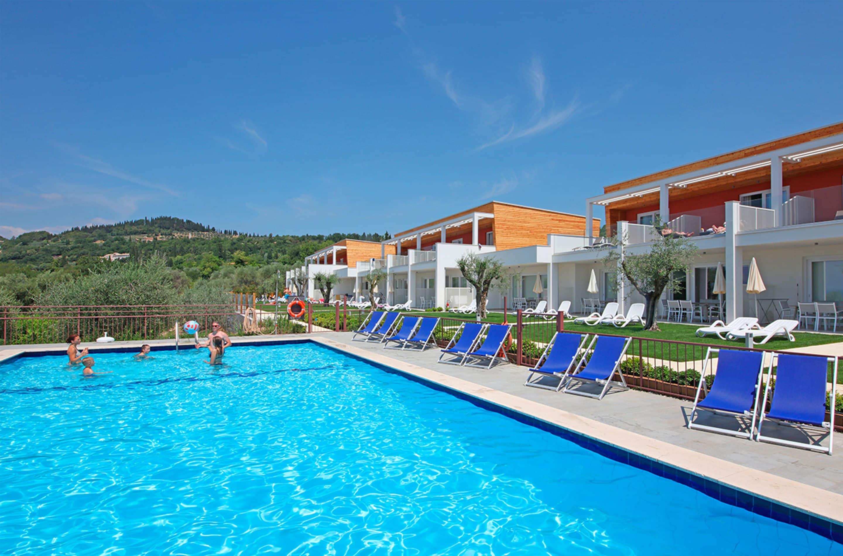 Piscina externa, guarda-sóis, espreguiçadeiras