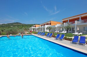 Outdoor pool, pool umbrellas, sun loungers - Appartamenti Bellavista (Bardolino)