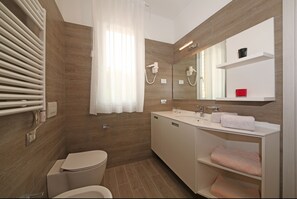 Shower, rainfall showerhead, bidet, towels - Appartamenti Bellavista (Bardolino)