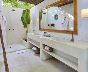 Villa familiare | Bagno | Doccia, set di cortesia firmato, asciugacapelli, asciugamani