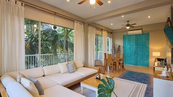 Suite – president, 1 kingsize-seng med sovesofa, sjøutsikt | Oppholdsområde | En 43-tommers Flatskjerm-TV med kabel-kanaler samt TV og Netflix