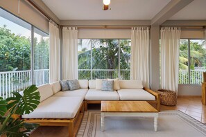 Suíte presidencial, 1 cama King e sofá-cama, vista para o mar | Área de estar | TV de tela plana 43 polegadas com canais a cabo, TV, Netflix