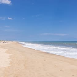 Una spiaggia nelle vicinanze, sabbia bianca, teli da spiaggia