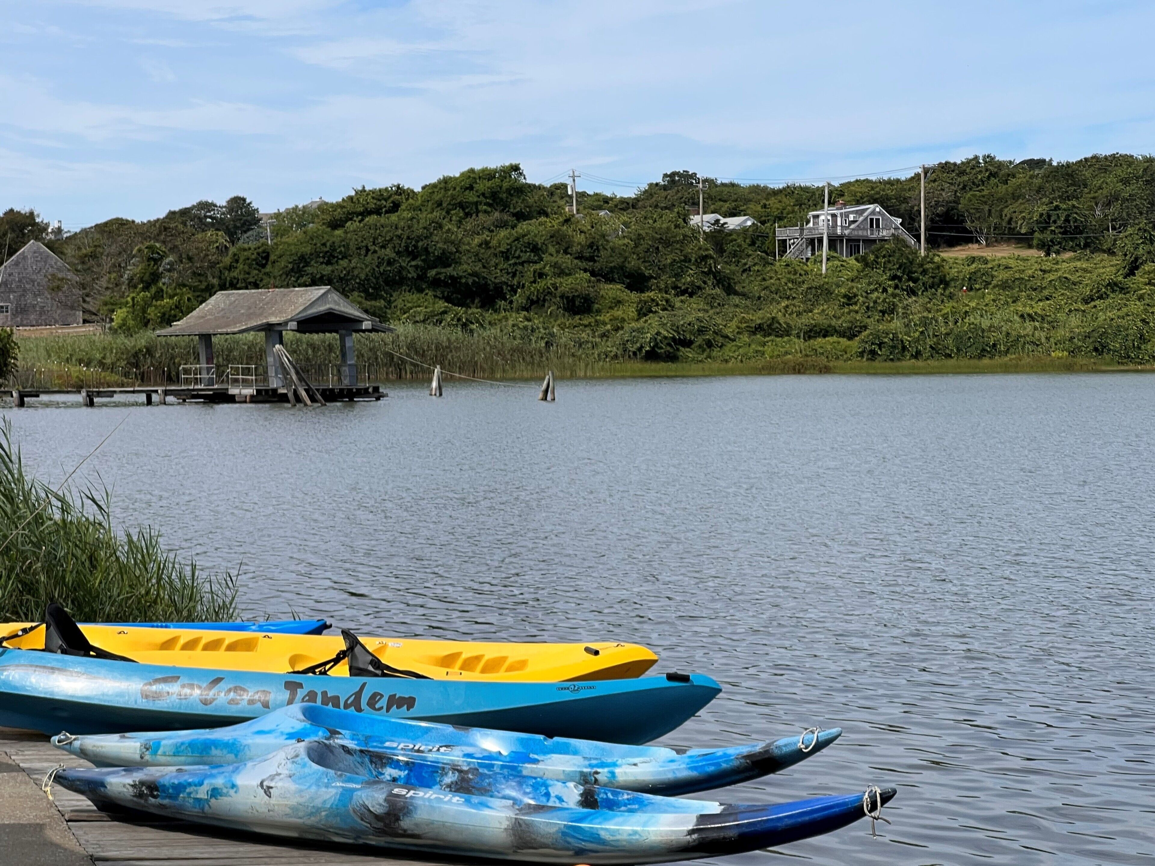 Een rustig meer met kayaks aan de oever.