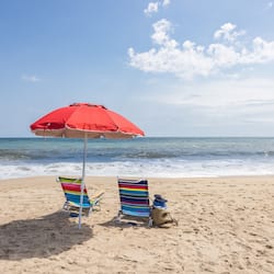 Una spiaggia nelle vicinanze, sabbia bianca, teli da spiaggia