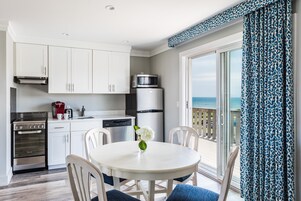 Refrigerador con freezer, microondas, placa de cocina, cafetera/tetera