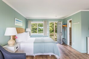 Hypo-allergenic bedding, in-room safe, blackout curtains, free WiFi - Hartmans' Briney Breezes Beach Resort (Montauk)