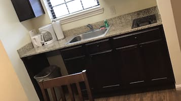大型雪櫃/冰箱、微波爐、爐具、廚房用具/餐具/器皿