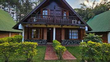 Classic Bungalow (5 people) | 1 bedroom, premium bedding, in-room safe, individually decorated