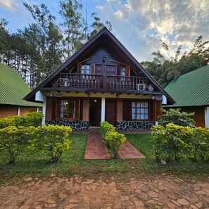 Classic Bungalow (5 people) | 1 bedroom, premium bedding, in-room safe, individually decorated