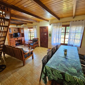 Deluxe Bungalow (10 people) | Living area - El Refugio del Mensú (Puerto Iguazú)