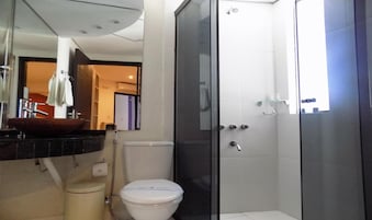 Ducha, secador de pelo, bidet, toallas