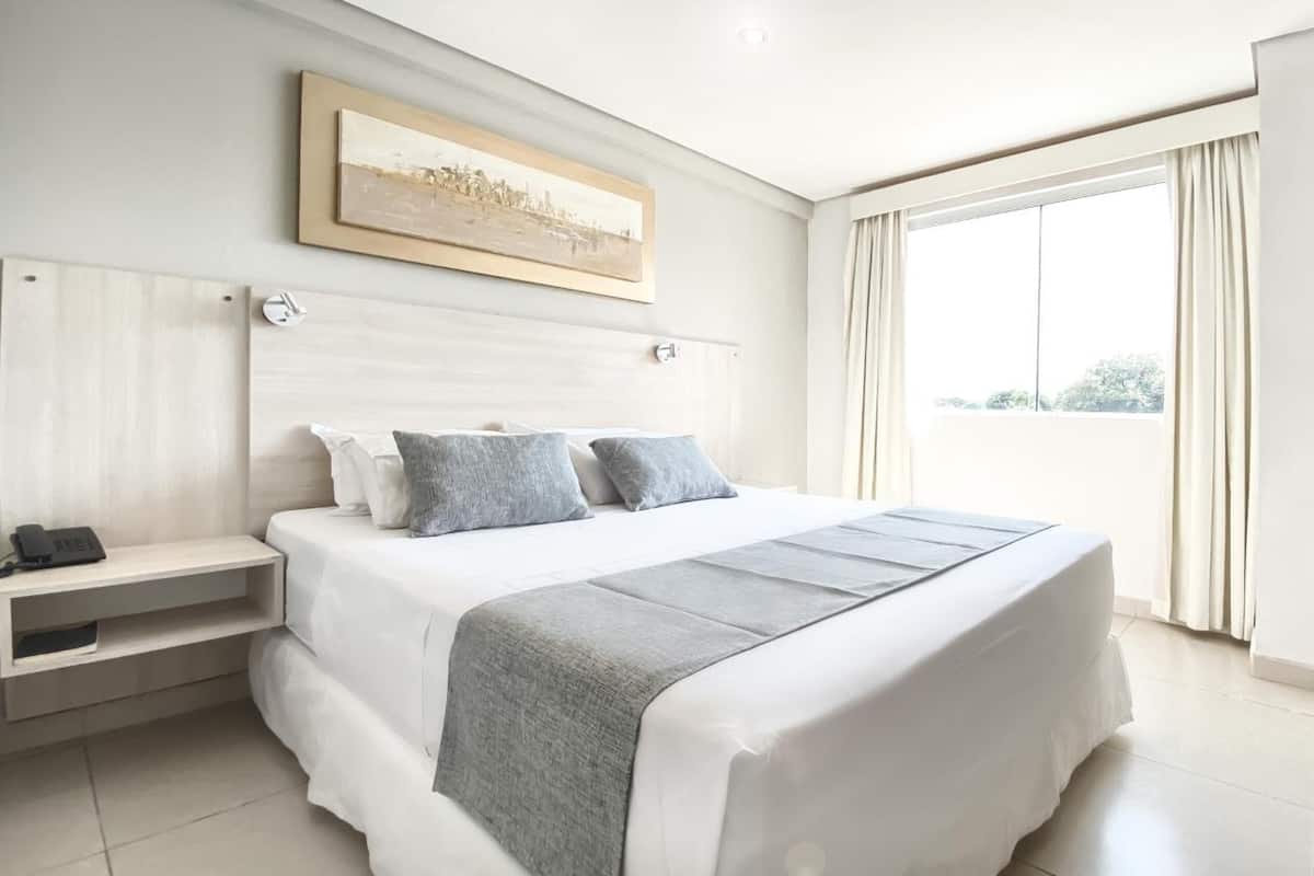 Habitacion matrimonial | Peralatan tempat tidur premium, bar mini, peti besi dalam bilik, meja