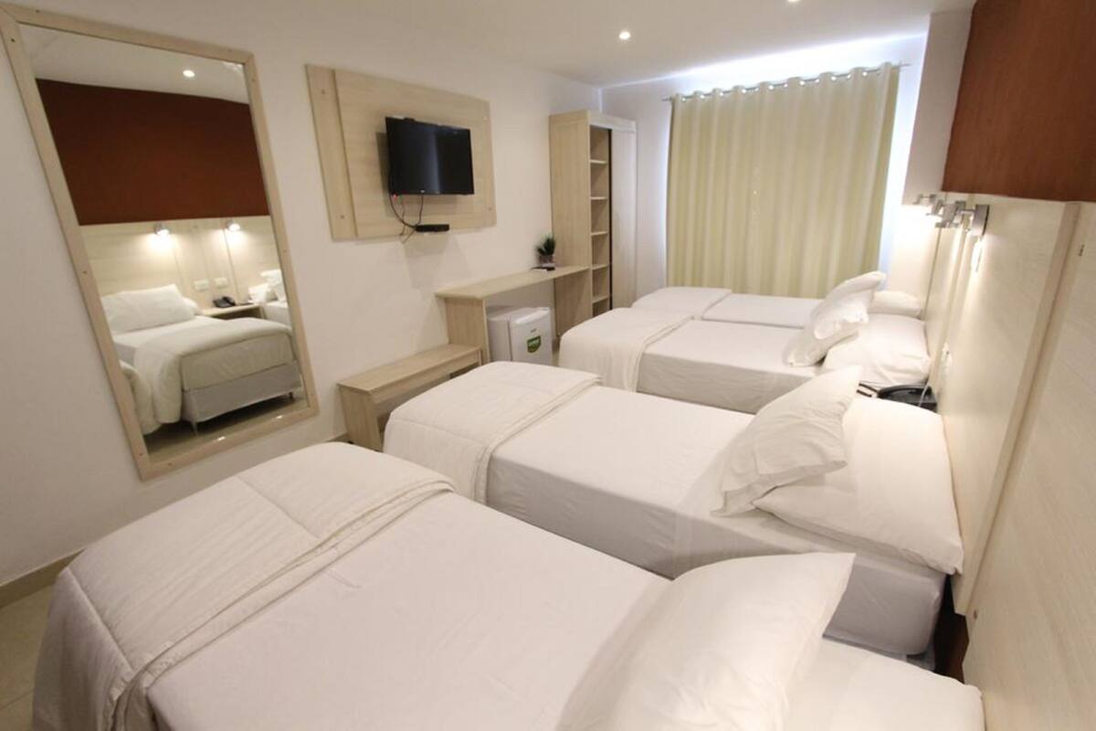 Habitacion triple | 高級寢具、迷你吧、客房內保險箱、書桌