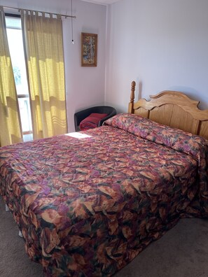 Quarto básico, 1 cama Queen, vista para o vale | 1 quarto, ferros/tábuas de passar roupa, Wi-Fi de cortesia