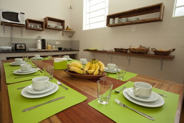 Breakfast area - Trem Azul Hostel (Belo Horizonte)