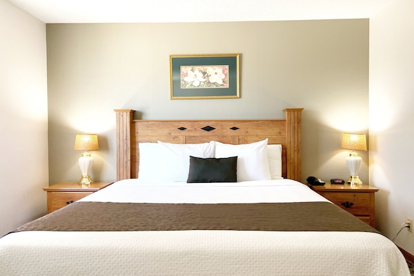 Iron/ironing board, free WiFi, bed sheets