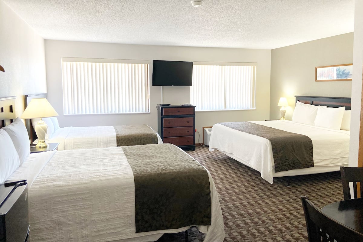 Family Suite, Multiple Beds | 1 bedroom, iron/ironing board, free WiFi, bed sheets